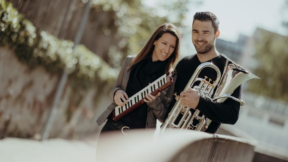 Duo Giovivo ina dunna ed in um stattan sin ina via