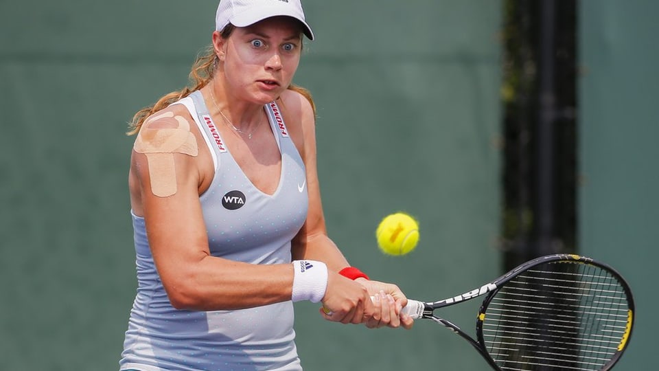 Stefanie Vögele cun rachet da tennis