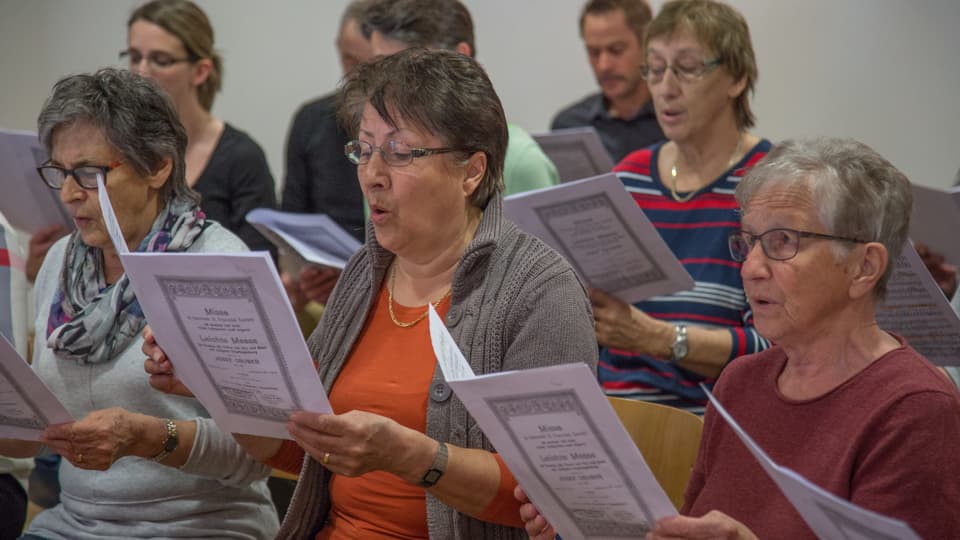 Impressiun d’agl exercizi da chant en sala da la chasa pravenda.