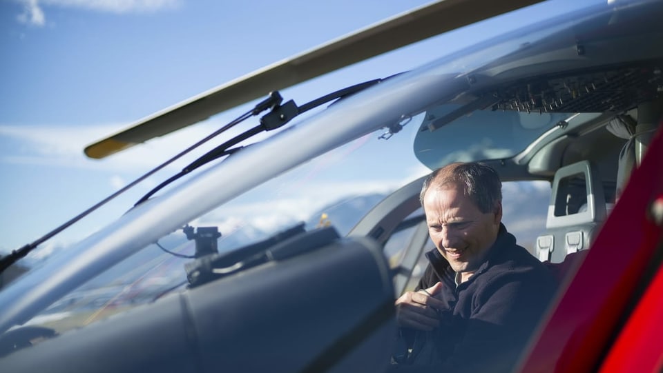pilot en cocpit da helicopter.