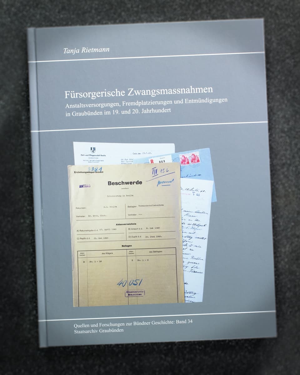 La publicaziun illustrescha ina rolla da piunier dal Grischun – ma ina main positiva. 