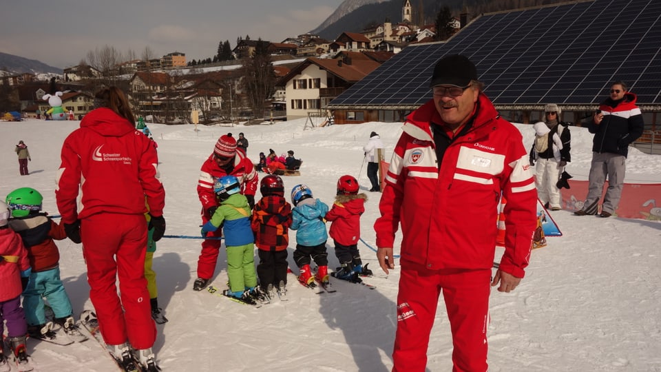 Otmar Netzer, il manader da la scola da skis a Savognin.