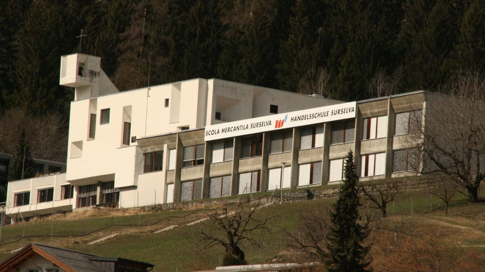 Fotografia gronda da la fatschada da la scola media mercantila a Glion.