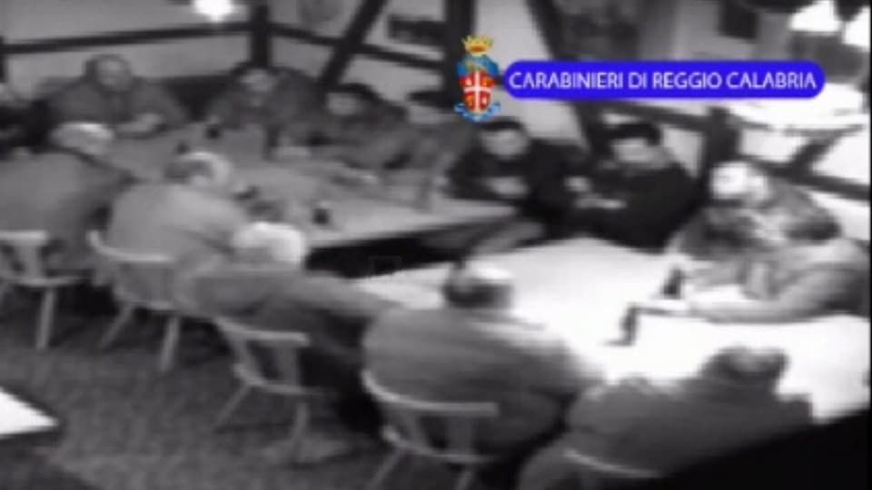 Commembers da la Ndrangheta durant ina sesida secreta. 