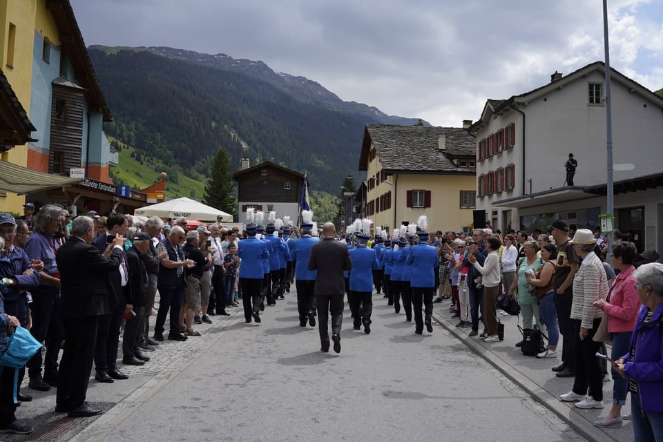 Eine Musikgesellschaft während dem Marschwettbewerb am Musikbezirksfest in Vals.