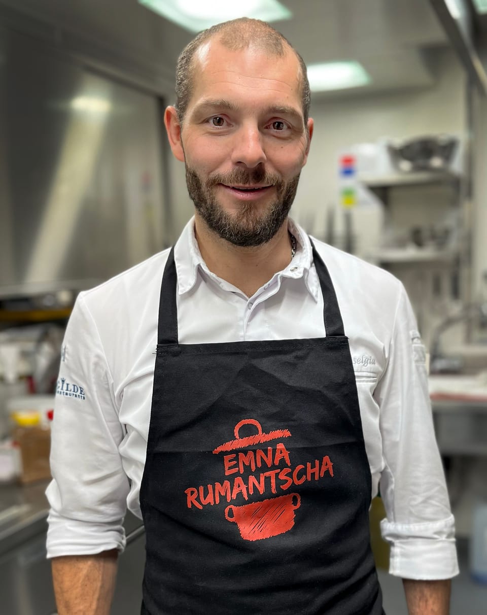 Der Koch Andreas Baselgia in der Küche beim Koch-Event der Emna Rumantscha.