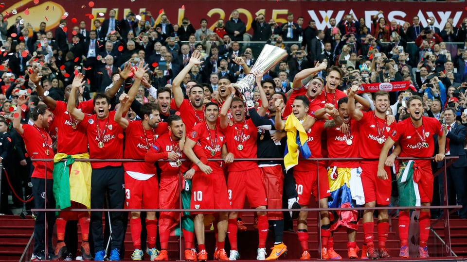 Ils giugaders da Sevilla sa legran sur da la victoria. 
