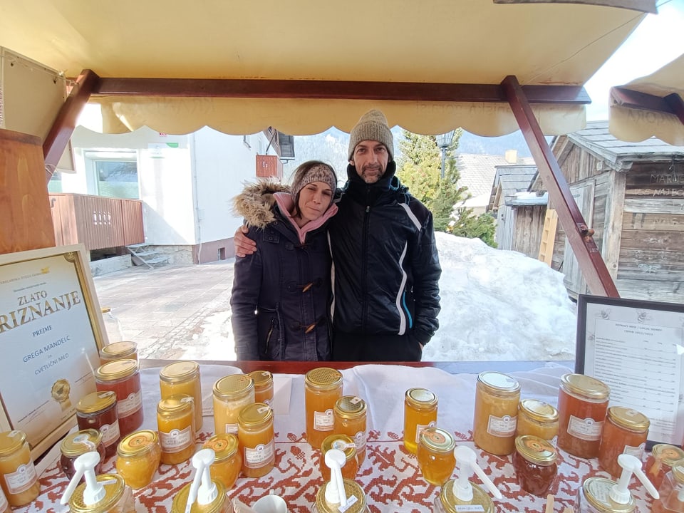 Lana e Grega èn apiculturs passiunads en la regiun da Planica.