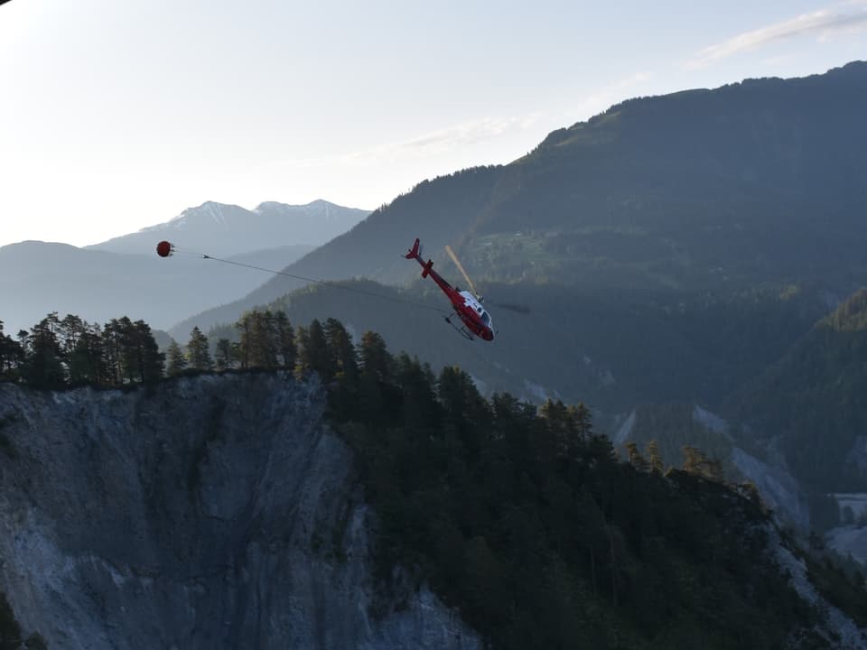 Helicopter während Löscheinsatz bei Flims