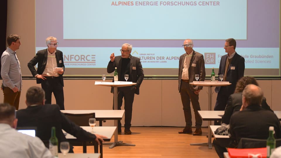 An der Podiumsdiskussion der Energietage in Disentis wurde dieses Jahr über Hochspannungsleitungen diskutiert. 