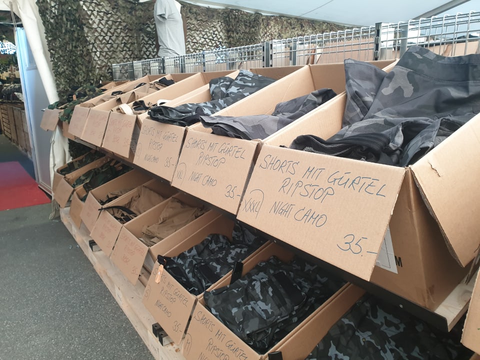Liquidation Armeematerial Cazis: Militärkleidung