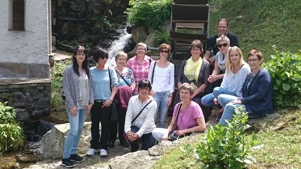 Ina part dals collavuraturs da la Spitex Cadi durant ina excursiun en il Tessin.