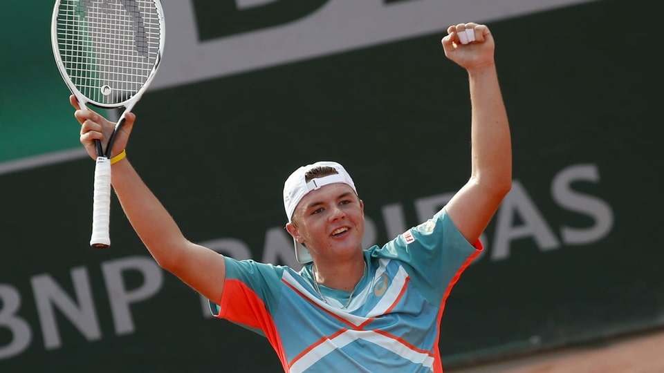 Dominic Stricker tar sia victoria da Grand-Slam al final dals juniors al French Open.