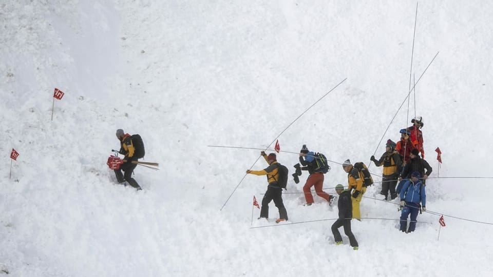 gidanters che tschertgan en sin il cugn da la lavina en il territori da skis Andermatt/Sedrun