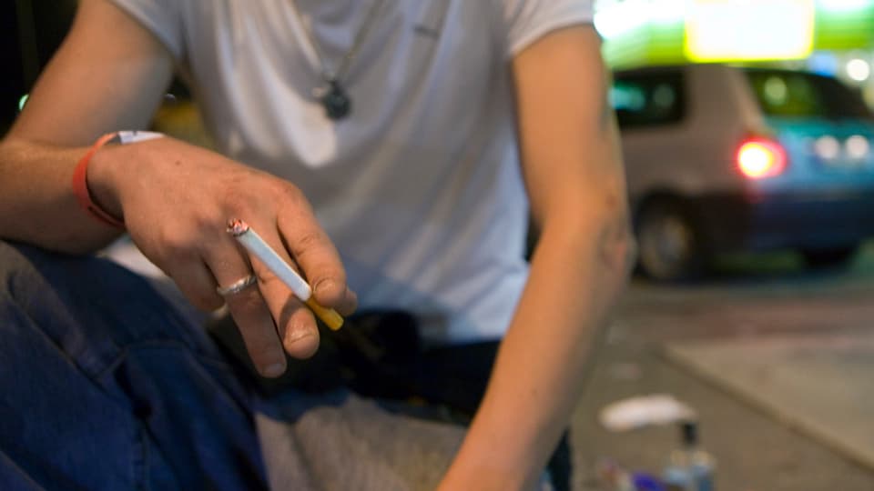 In um giuven tegna ina cigaretta.