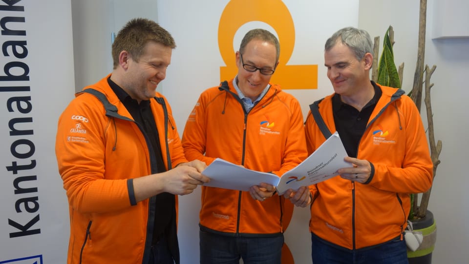 Da sanester: Curdin Capaul, Christian Rathgeb e Marcel Cathomen, president GRTV.