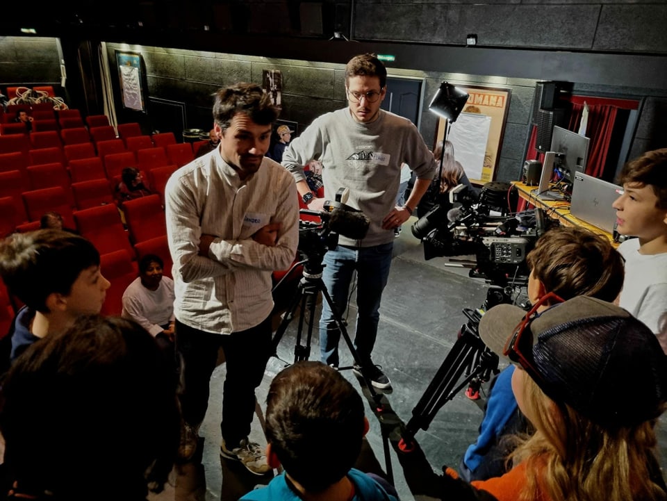 Kindern wird eine Fernsehkamera erklärt, im Rahmen eines Workshops