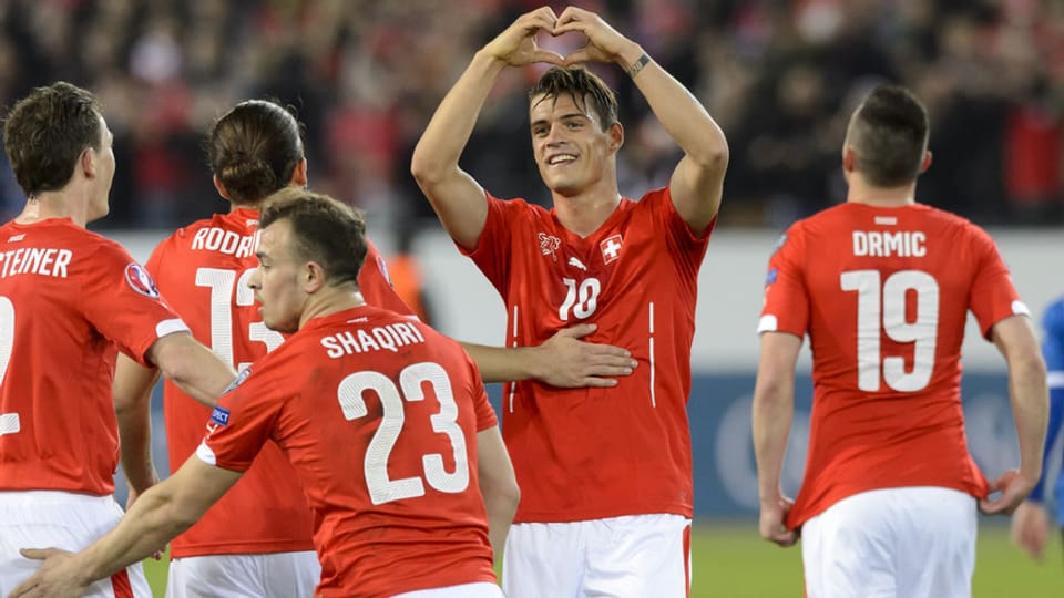 Xherdan Shaqiri e Granit Xhaka en il tricot da la naziunala Svizra.