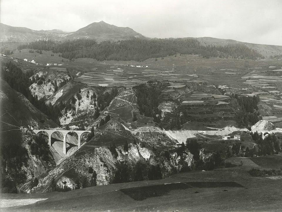 Fotografia alv e nair dal viaduct da la Val Püzza, Ftan
