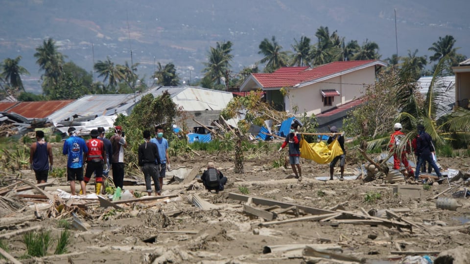 Millis da famiglias han pers lur da chasa.  Dapli che 200 voluntaris da la Crusch Cotschna indonaisa sa gidan en las ruinas e tschertgan persunas sparidas.