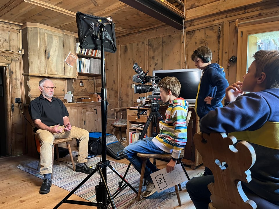 Kinder interviewen einen Erwachsenen.