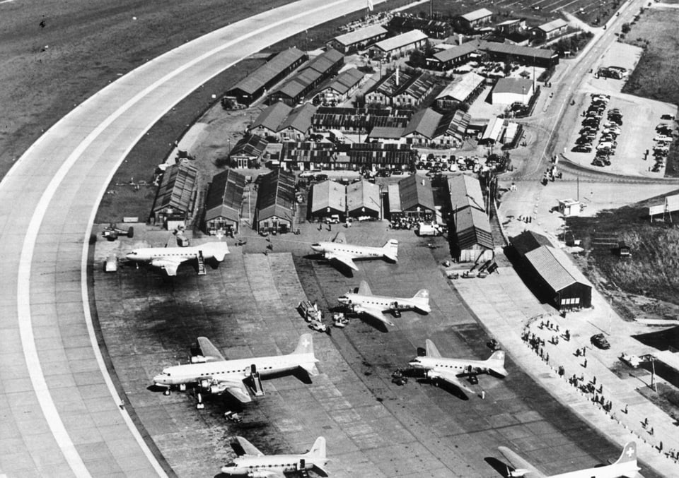 Der Flughafen Zürich-Kloten in einer Aufnahme aus dem Eröffnungsjahr 1948.