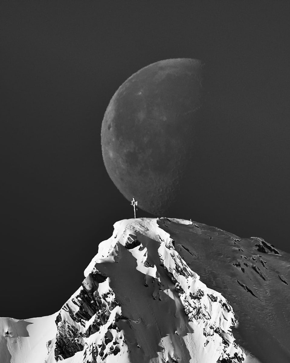 Der Mond hinter dem Gipfelkreuz – Twilight-Feeling pur! 