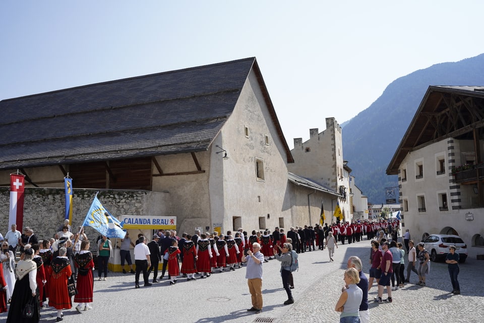 Der Festumzug am Bezirksgesangsfest in Müstair.