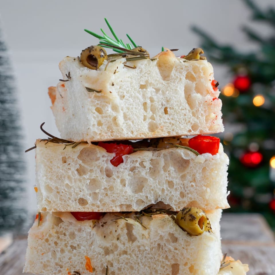 Focaccia cun pignol da Nadal Rezept für Weihnachtsapero: Focaccia mit Weihnachtsbaum