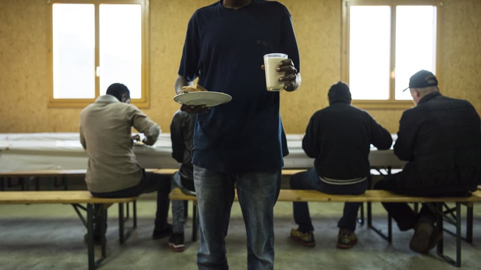 Asylsuchende am Tisch beim essen
