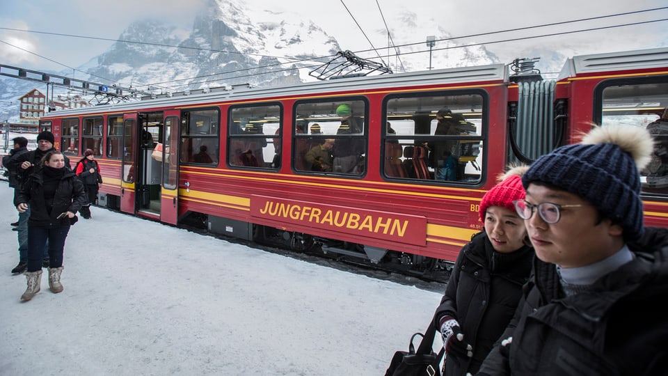 ina viafier cotschna da la Jungfraubahn, dasper intgins giasts da l'Asia