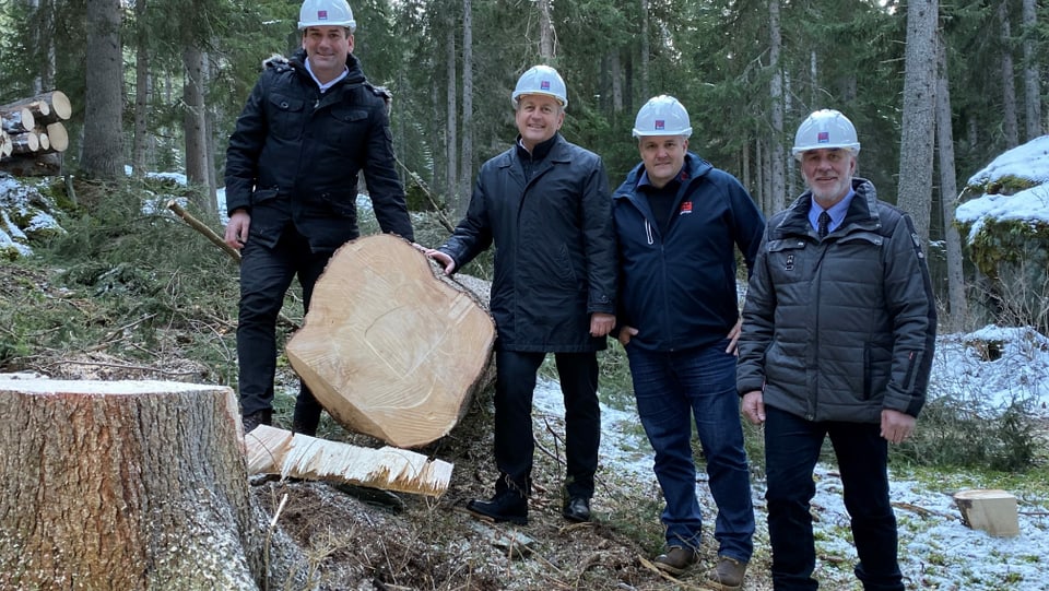 Da san.: Martin Meyer, ceo da la gruppa d'investiders ITW, Gerhard Wendl, directur Jufa hotels, Enrico Uffer, manader da fatschenta Uffer SA che construescha l'hotel, Leo Thomann, presiedent communal Surses.