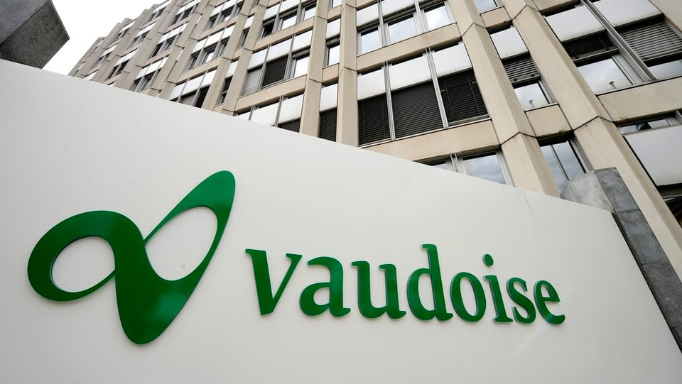 Ina tabla cun il logo da la  Vaudoise avant ina chas'auta. 