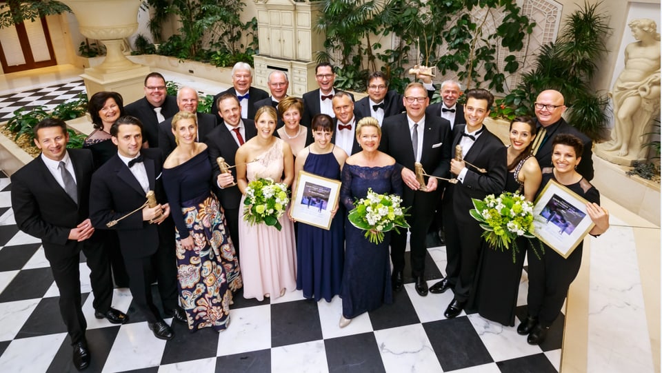 la gruppa da persunas en roba da gala.