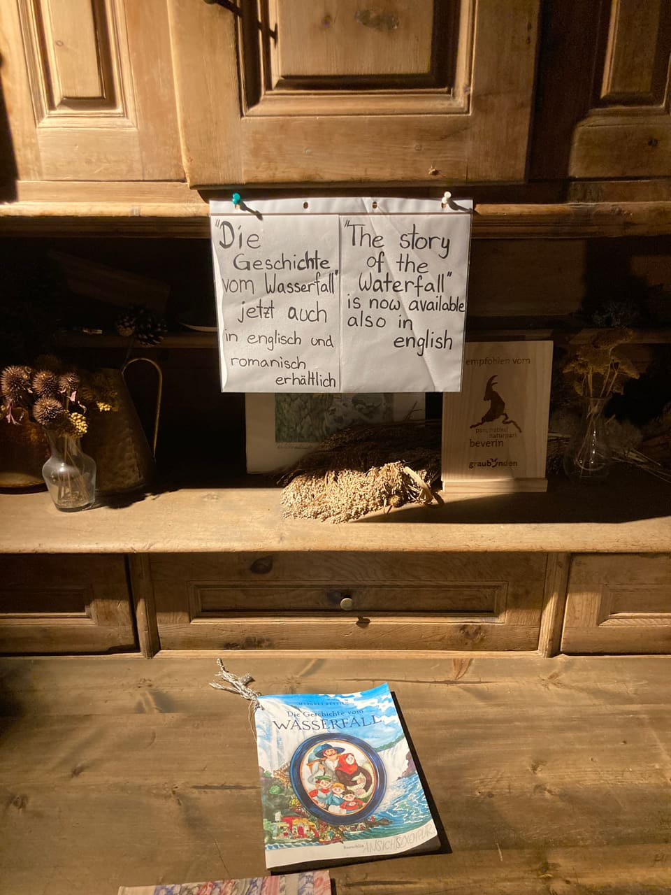 Buch auf altem Buffet