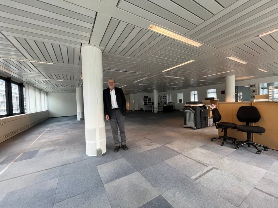 Stefan Bühler steht alleine in dem zukünftigen Büro von Radio Alpin.