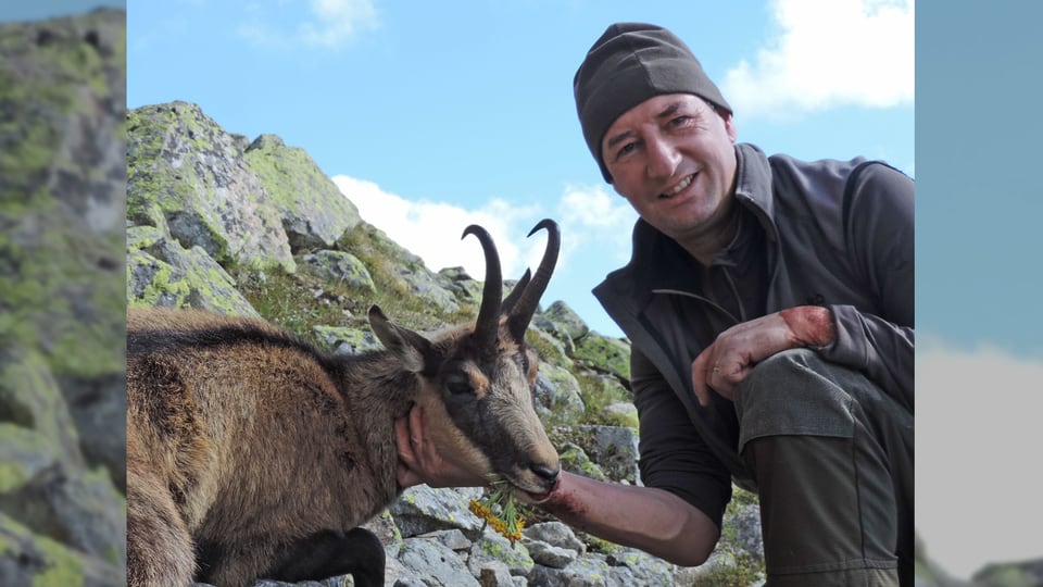 Rico Stupan cun il buc-chamutsch ch'el ha sajettà en la regiun da Zernez.