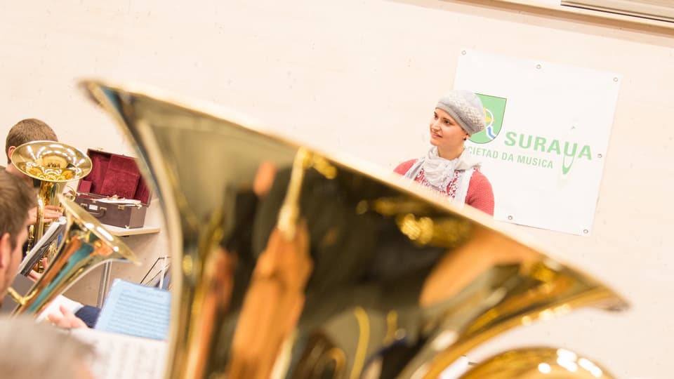 In bass da sturs e davostiers la dirigenta Claudia Derungs.