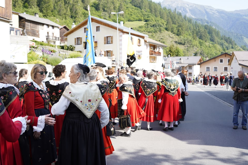 Der Festumzug am Bezirksgesangsfest in Müstair.