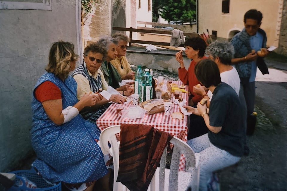 Frauen am Tisch an einem Zvieri