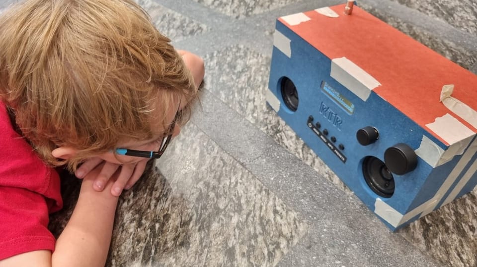 Die Kinder vom Ferienpass Albula sind fasziniert vom Radiobauen bei RTR