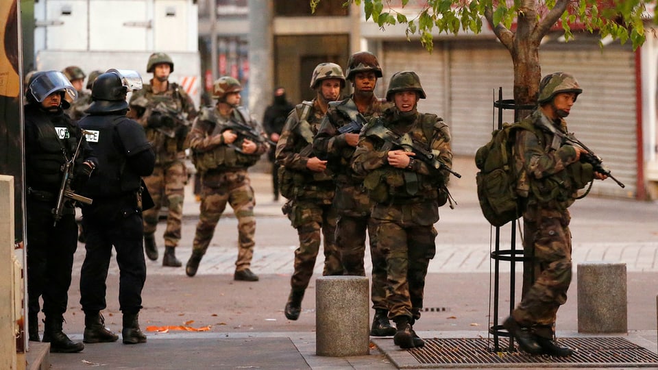 La polizia ed il militar èn a St. Denis en il nord da Paris.