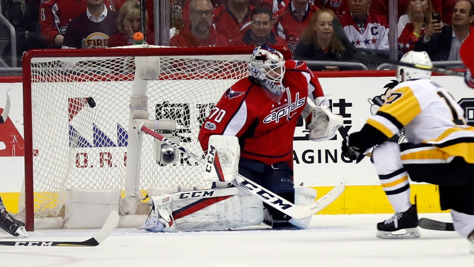 Bryan Rust dals Penguins ha battì il goli dals Capitals, Braden Holtby.