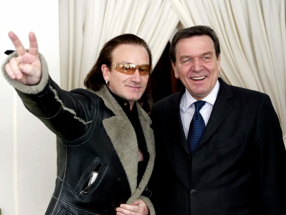 Or da l'archiv dal WEF, Bono ensemen cun Gerhard Schröder. 