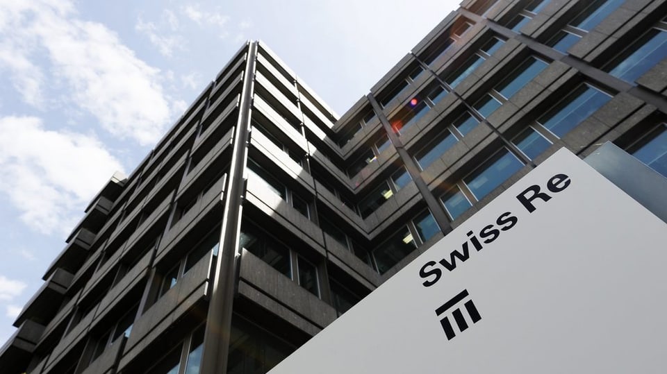 Il logo da Swiss Re sin ina tavla davant in bajetg dal reassicurader.
