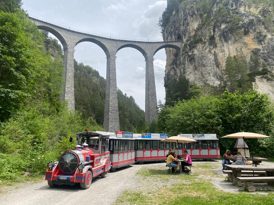Gia ussa cursescha quest tren fin sut il viaduct da la Landwasser. A partir da l'auter onn duess quel daventar electric.