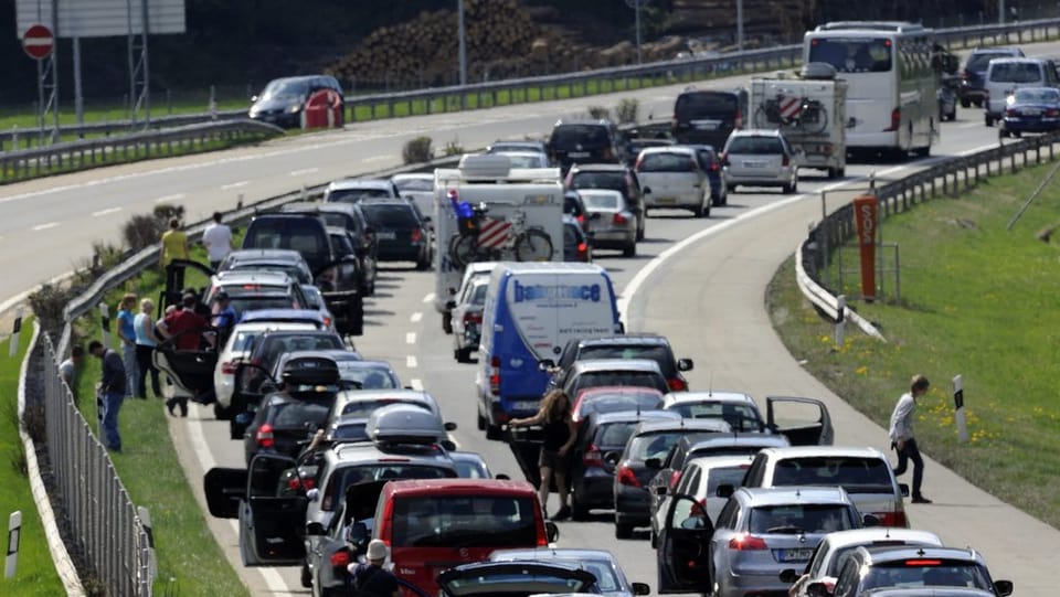 Autos che stattan en colonna al Gottard. 