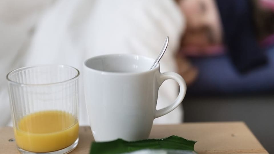 tazza da té cun ina pazienta en letg
