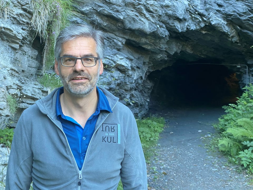 L'istoricher amatur e scolast secundar Donat Rischatsch davant il tunnel dal Moir che segna il cunfin tranter il Sut- ed il Surmeir.