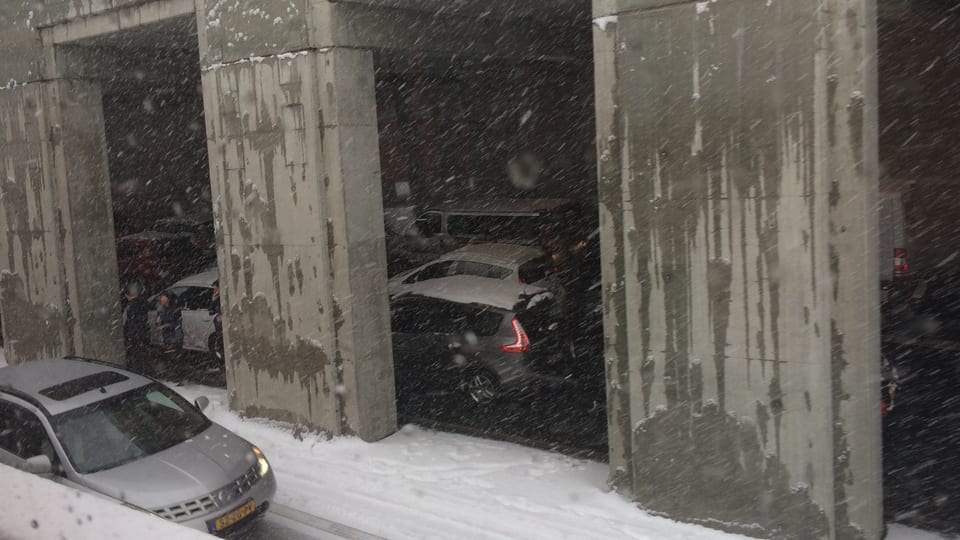 Autos che spetgan avant il tunnel dal Veraina. 